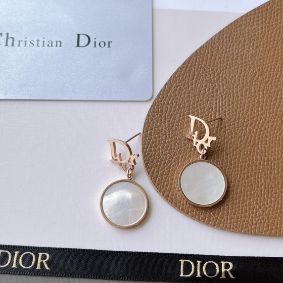 Exquisite Craftsmanship, Superior Quality, and Stylish Fashion Accessories for Women