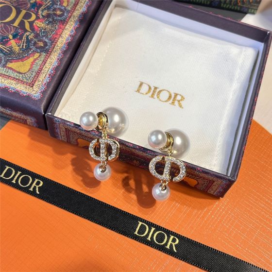 Exquisite Craftsmanship, Superior Quality, and Stylish Fashion Accessories for Women