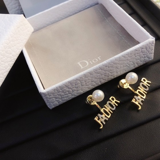 Exquisite Craftsmanship, Superior Quality, and Stylish Fashion Accessories for Women