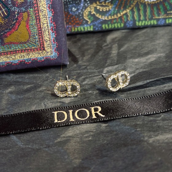 Exquisite Craftsmanship, Superior Quality, and Stylish Fashion Accessories for Women