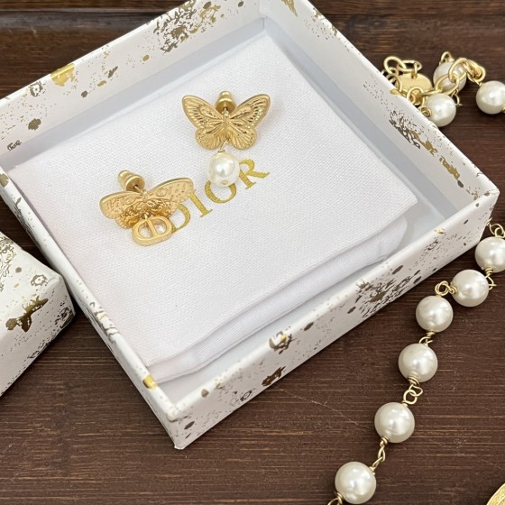 Exquisite Craftsmanship, Superior Quality, and Stylish Fashion Accessories for Women