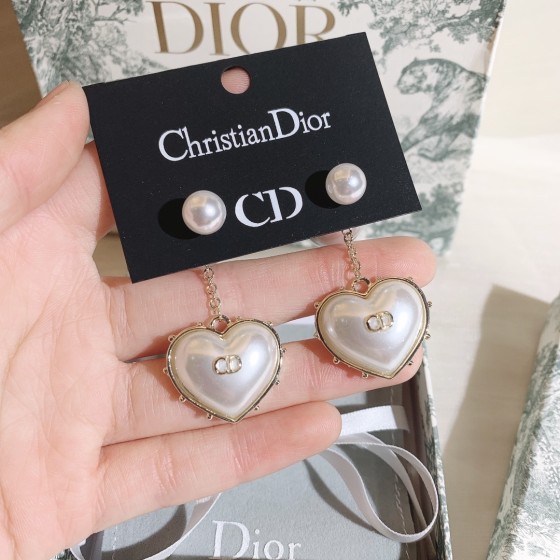 Exquisite Craftsmanship, Superior Quality, and Stylish Fashion Accessories for Women