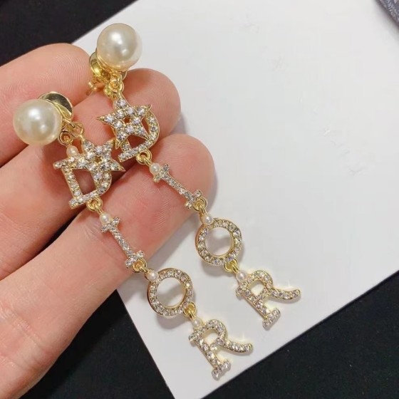 Exquisite Craftsmanship, Superior Quality, and Stylish Fashion Accessories for Women