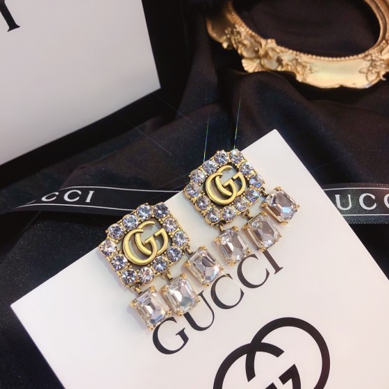 Exquisite Craftsmanship, Superior Quality, and Stylish Fashion Accessories for Women