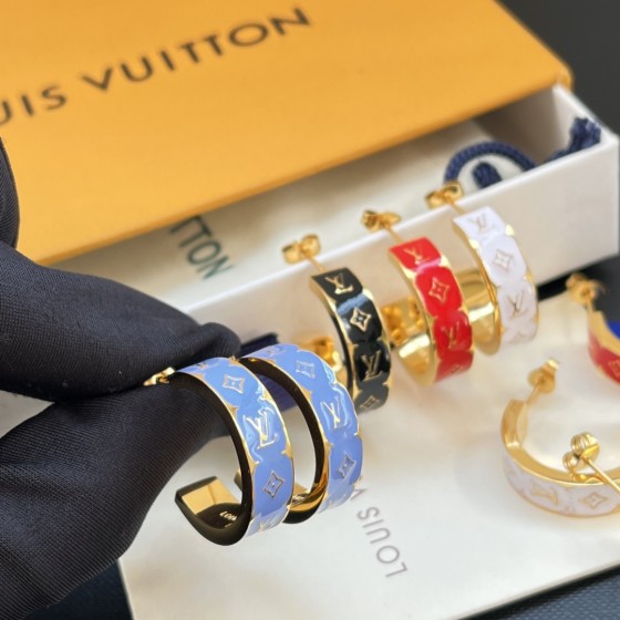 Exquisite Craftsmanship, Superior Quality, and Stylish Fashion Accessories for Women