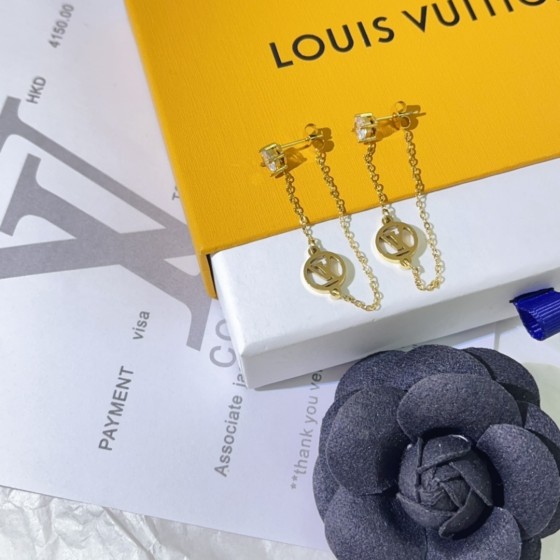 Exquisite Craftsmanship, Superior Quality, and Stylish Fashion Accessories for Women