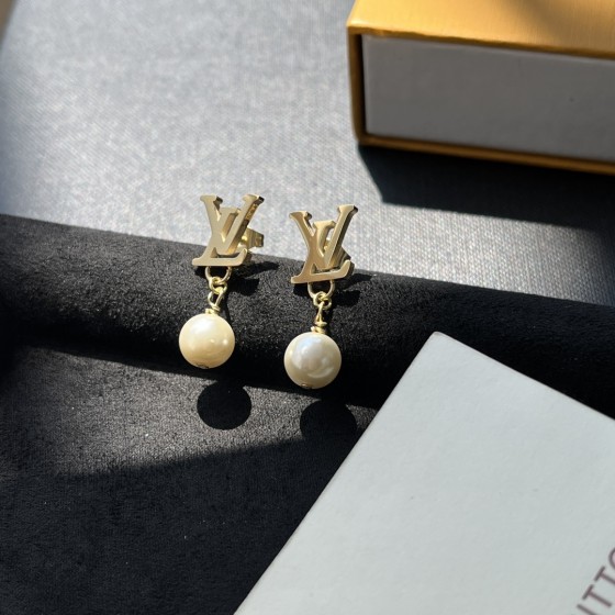 Exquisite Craftsmanship, Superior Quality, and Stylish Fashion Accessories for Women