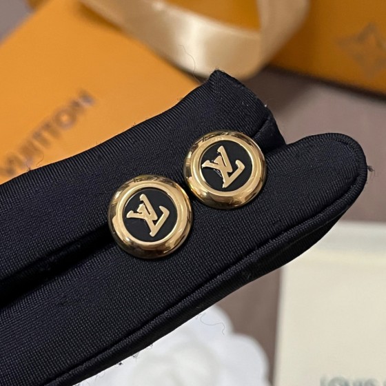 Exquisite Craftsmanship, Superior Quality, and Stylish Fashion Accessories for Women