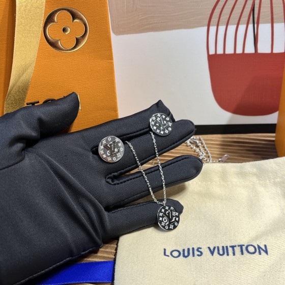 Exquisite Craftsmanship, Superior Quality, and Stylish Fashion Accessories for Women