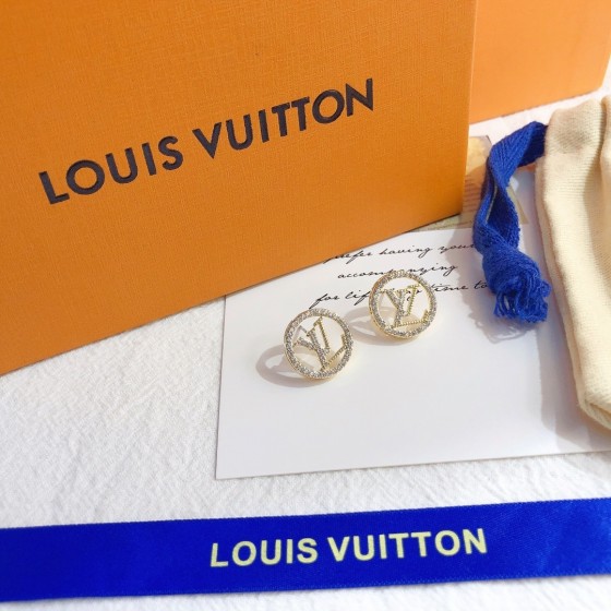 Exquisite Craftsmanship, Superior Quality, and Stylish Fashion Accessories for Women