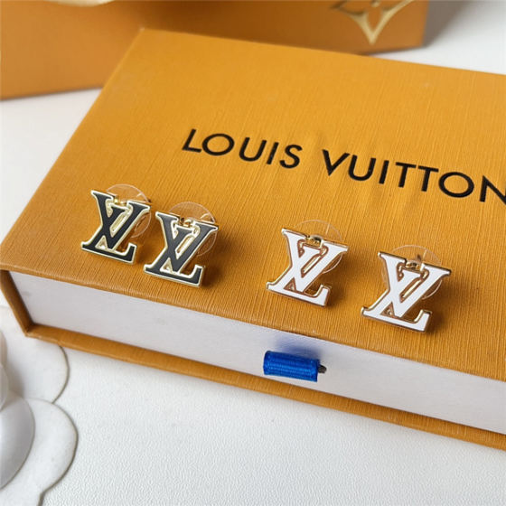 Exquisite Craftsmanship, Superior Quality, and Stylish Fashion Accessories for Women