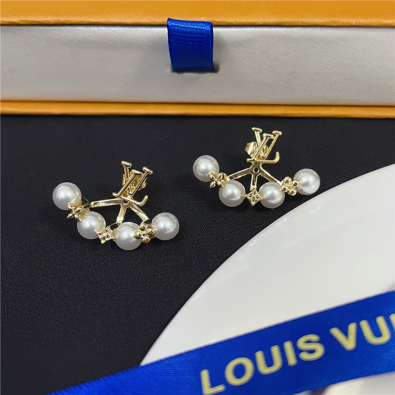 Exquisite Craftsmanship, Superior Quality, and Stylish Fashion Accessories for Women