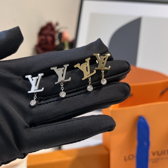 Exquisite Craftsmanship, Superior Quality, and Stylish Fashion Accessories for Women