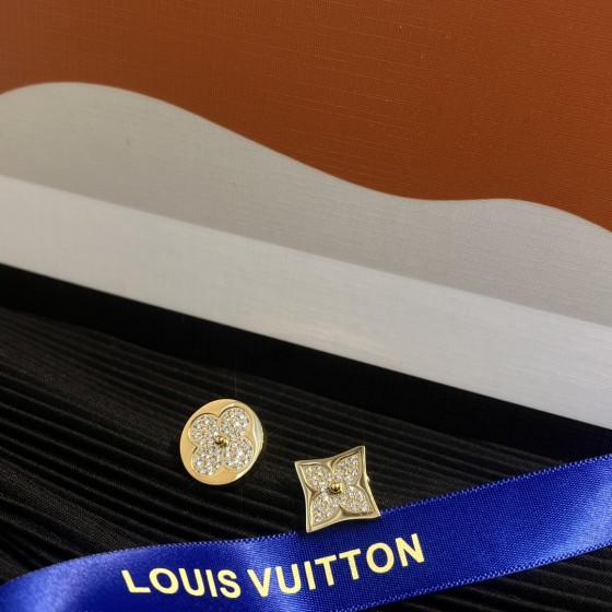 Exquisite Craftsmanship, Superior Quality, and Stylish Fashion Accessories for Women