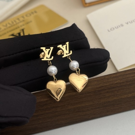 Exquisite Craftsmanship, Superior Quality, and Stylish Fashion Accessories for Women