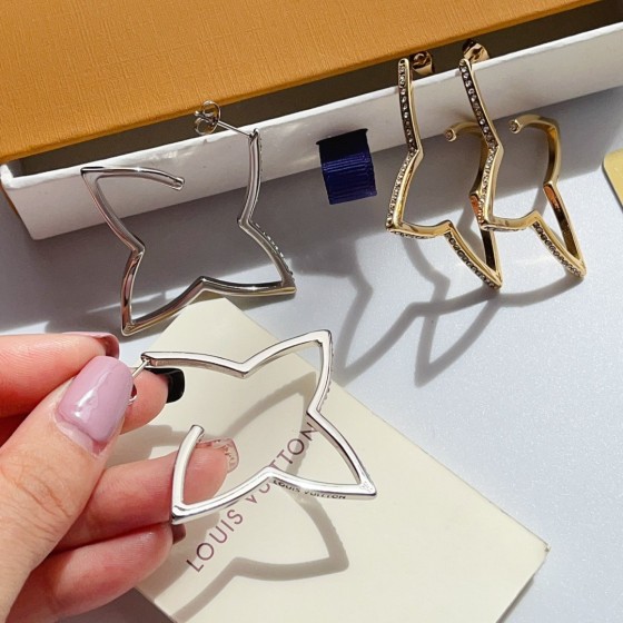 Exquisite Craftsmanship, Superior Quality, and Stylish Fashion Accessories for Women