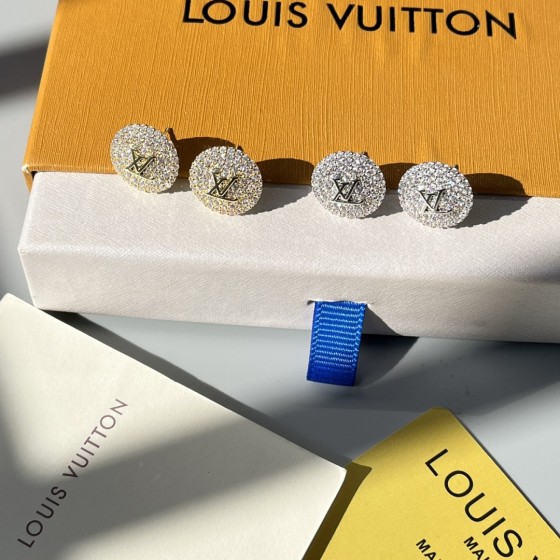 Exquisite Craftsmanship, Superior Quality, and Stylish Fashion Accessories for Women