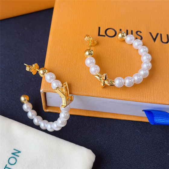 精湛工艺、卓越品质、时尚时尚的女性配饰