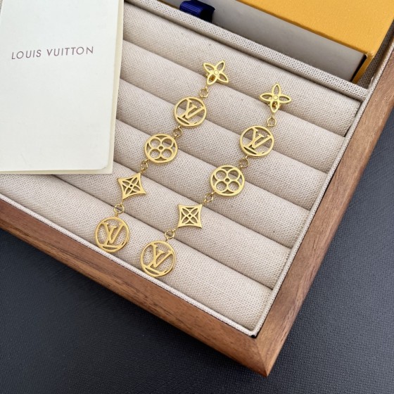 Exquisite Craftsmanship, Superior Quality, and Stylish Fashion Accessories for Women