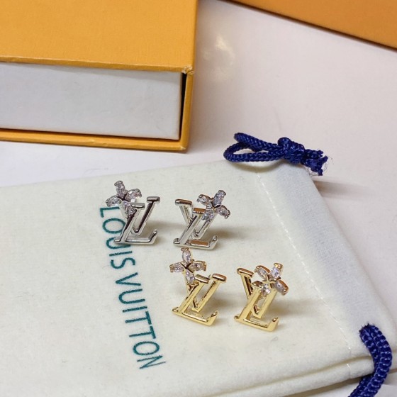 Exquisite Craftsmanship, Superior Quality, and Stylish Fashion Accessories for Women