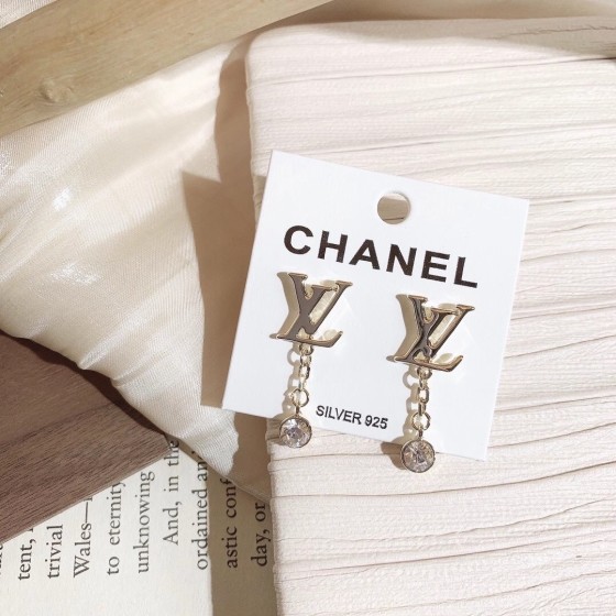 Exquisite Craftsmanship, Superior Quality, and Stylish Fashion Accessories for Women