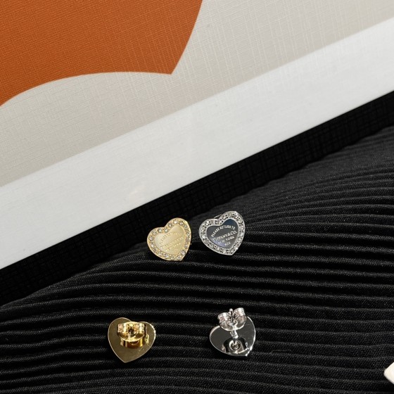 Exquisite Craftsmanship, Superior Quality, and Stylish Fashion Accessories for Women