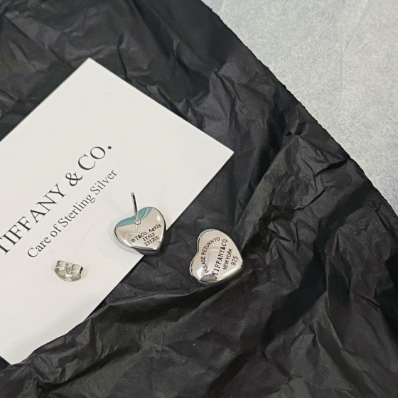 Exquisite Craftsmanship, Superior Quality, and Stylish Fashion Accessories for Women