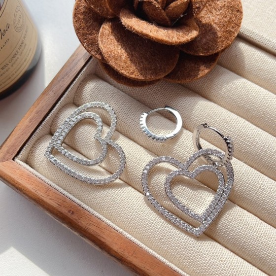 Exquisite Craftsmanship, Superior Quality, and Stylish Fashion Accessories for Women