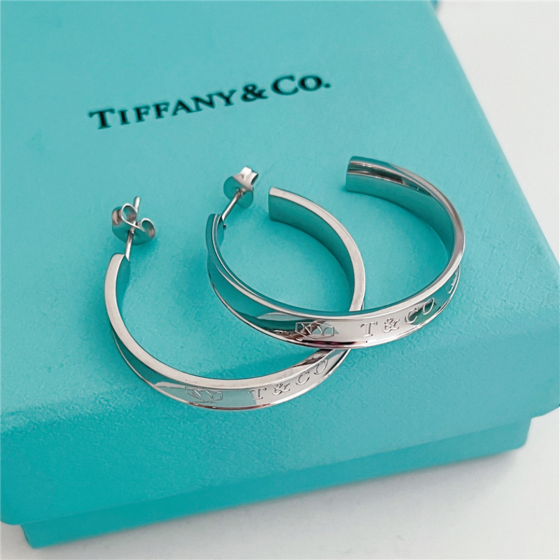 精湛工艺、卓越品质、时尚时尚的女性配饰