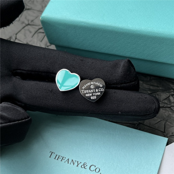 Exquisite Craftsmanship, Superior Quality, and Stylish Fashion Accessories for Women