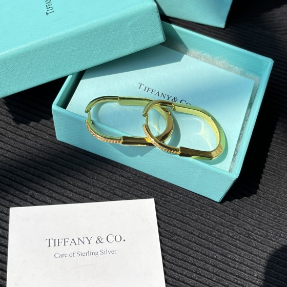 Exquisite Craftsmanship, Superior Quality, and Stylish Fashion Accessories for Women