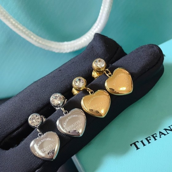 Exquisite Craftsmanship, Superior Quality, and Stylish Fashion Accessories for Women