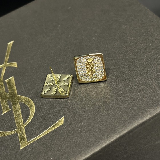 Exquisite Craftsmanship, Superior Quality, and Stylish Fashion Accessories for Women