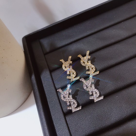 Exquisite Craftsmanship, Superior Quality, and Stylish Fashion Accessories for Women