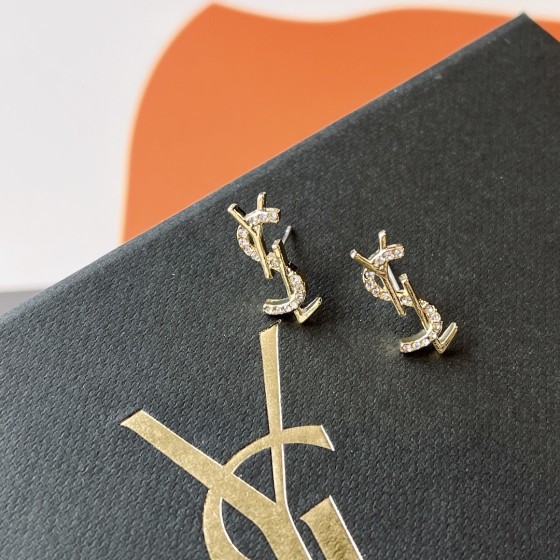 精湛工艺、卓越品质、时尚时尚的女性配饰