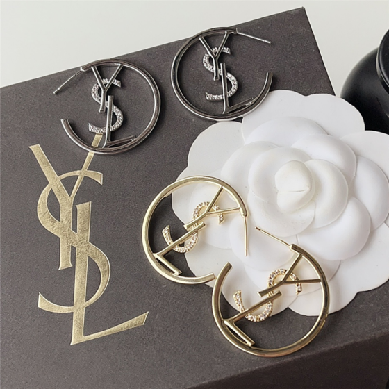 Exquisite Craftsmanship, Superior Quality, and Stylish Fashion Accessories for Women